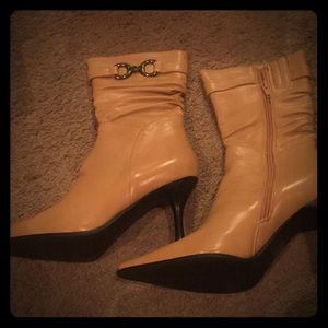 Vintage heeled boot.